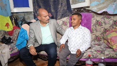 محافظ السويس يزور شاب من ذوي الهمم بمنزله ويكلف بحل مشاكله