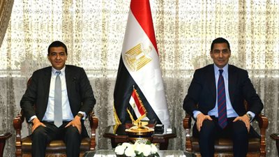 وزير الشباب والرياضة يبحث مع شركة «فرص» دعم ريادة الأعمال والاستثمار في الرياضة