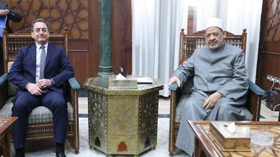 شيخ الأزهر يستقبل السفير الفرنسي لمناقشة سبل تعزيز الروابط العلمية والثقافية المشتركة