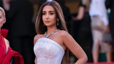 هنا الزاهد تخطف الأنظار بإطلالة بيضاء راقية على السجادة الحمراء في كان 2026