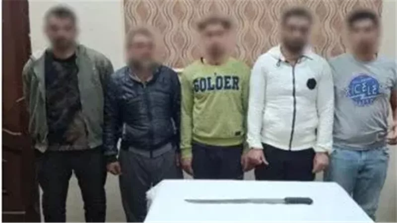 المتهمون عقب القبض عليهم