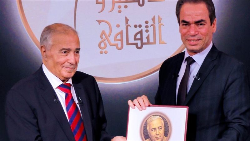 أحمد المسلماني يسلم درع التكريم لفاروق جويدة