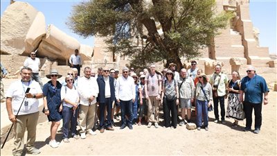 وزير السياحة يلتقي سائحين خلال جولته بمعبد الرامسيوم