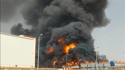 7 حالات اختناق بحريق مصنع العاشر من رمضان.. و13 سيارة إطفاء للسيطرة على النيران