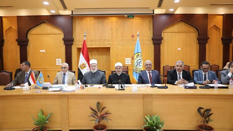 جانب من اجتماع مجلس الجامعة 