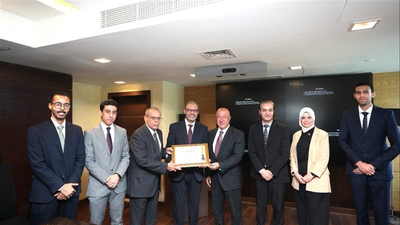 البنك الأهلي يتسلم جائزة الالتزام بمعايير فيزا وماستركارد