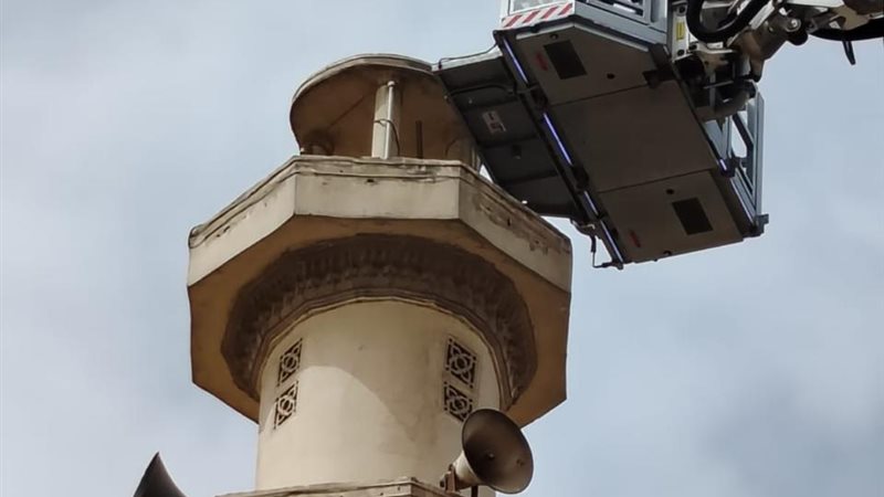 جانب من جهود إصلاح مئذنة المسجد 