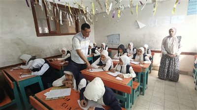 مدير تعليم سوهاج يتابع انتظام امتحانات نهاية الفصل الدراسي الثاني لصفوف النقل
