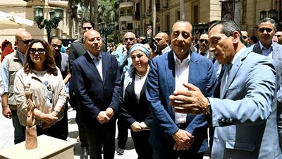 رئيس الوزراء يتفقد مشروع رفع كفاءة الواجهات الخارجية والموقع العام لقصر التحرير