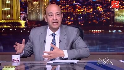 عمرو أديب ينتقد ظلام الشوارع: الإعلانات منورة والأعمدة لا.. فين إنارة الطرق؟