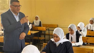 محافظ قنا يتفقد سير الامتحانات بلجنة مدرسة أنور السادات الثانوية بنات