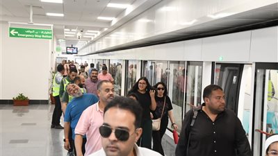 إقبال كبير على مونوريل شرق النيل.. صور من محطات المرحلة الأولى بالعاصمة الإدارية
