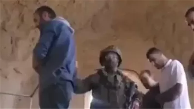 جندي إسرائيلي يعتدي على فلسطينيين أثناء أدائهم الصلاة 