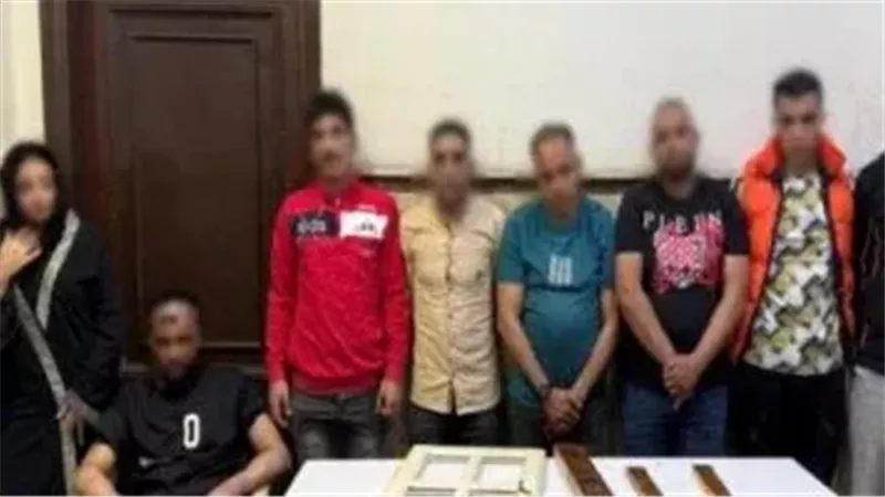 المتهمون عقب القبض عليهم