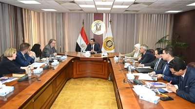 وزير الصناعة يبحث مع مسؤول 