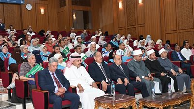 محافظ جنوب سيناء يودع حجاج الجمعيات ويسلمهم ملابس الإحرام