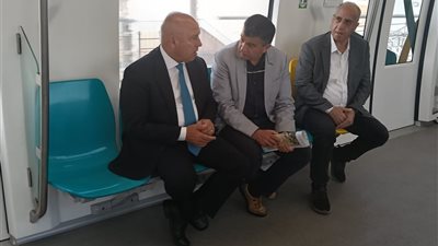 وزير النقل يستقل المونوريل متوجها إلى عمله بالعاصمة الجديدة