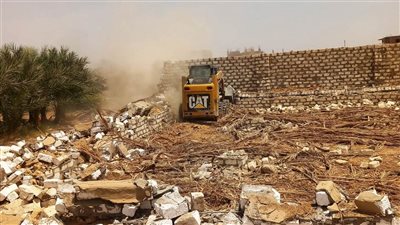 محافظ أسوان يتابع جهود إزالة التعديات ضمن المرحلة الأولى من الموجة الـ29