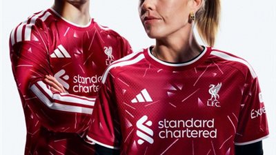 وسط غياب محمد صلاح.. ليفربول يعلن عن قميصه للموسم الجديد (صور)