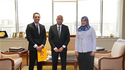 وزير العمل يحقق حلم راندا حسني ويوفر لها وظيفة تقديراً لإنجازاتها