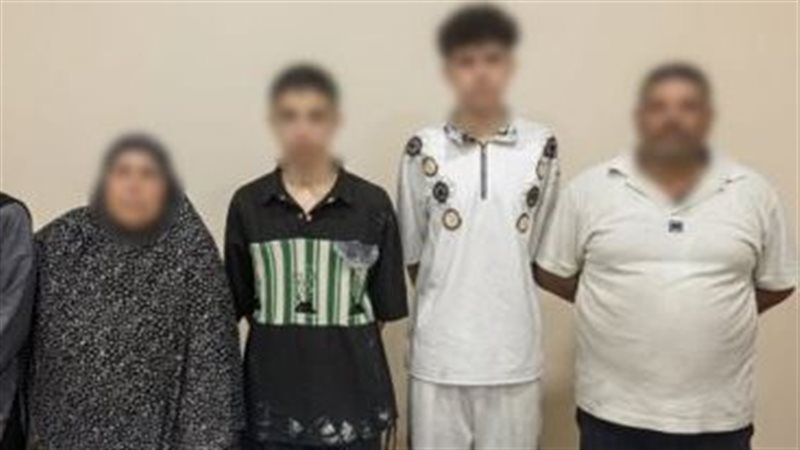 المتهمون عقب القبض عليه