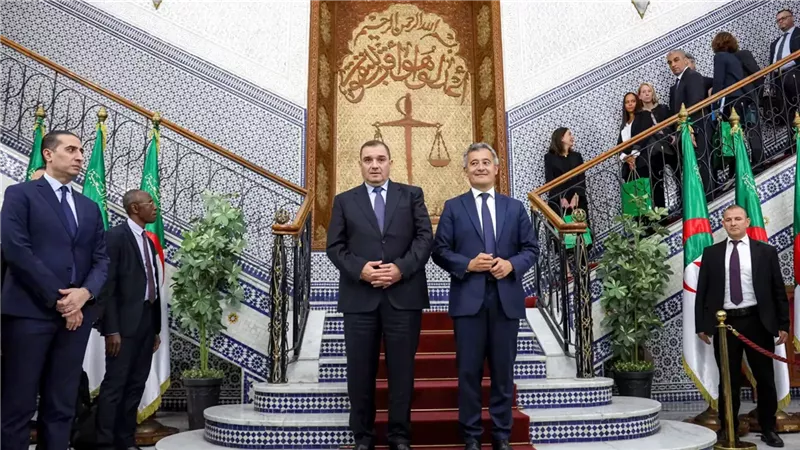 وزير العدل الفرنسي جيرالد دارمانان ونظيره الجزائري  