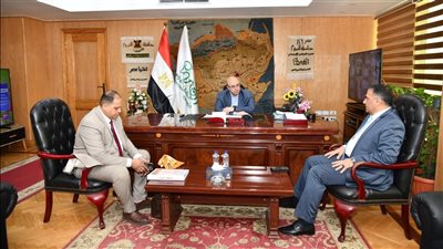 محافظ الفيوم يبحث مع 