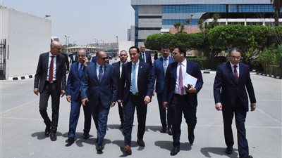 عوض يتفقد فرع هيئة الاستثمار والمناطق الحرة بمدينة نصر لمتابعة سير العمل