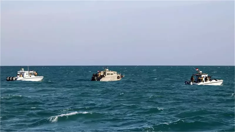 قوارب بالقرب من مضيق باب المندب  