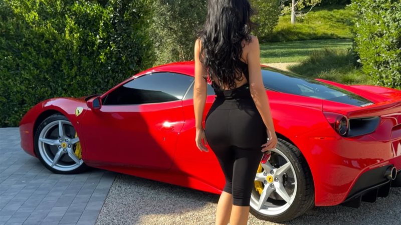 كايلي جينر تظهر بجانب فيراري 488 GTB وتثير تفاعلًا واسعًا