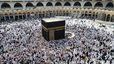 حدث لا يتكرر إلا كل 33 عاماً.. الشمس تتعامد على الكعبة في 