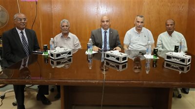 جامعة قنا تكرّم أحد رموز العمل الإداري تقديراً لمسيرته الوظيفية المتميزة