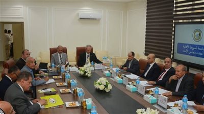 جامعة أسيوط الأهلية ترسم ملامح المستقبل.. مجلس الأمناء يناقش خطط التوسع والتطوير 