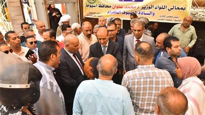 محافظ أسيوط يمنح وحدة سكنية لسيدة غير قادرة بمساكن الأسر الأولى بالرعاية