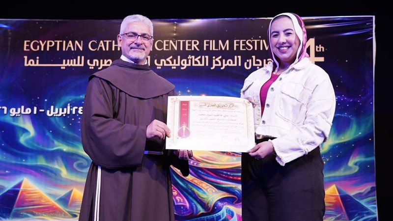 الزميلة ندى عاطف مع الأب بطرس دانيال
