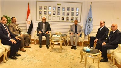 محافظ أسيوط يلتقي وفد البنك الزراعي لبحث التعاون  ودعم الأسر الأولى بالرعاية