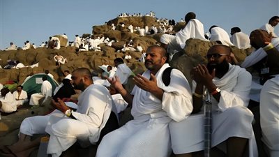 كيف اجتمع إكمال الدين ومغفرة الذنوب في يوم عرفة؟ الأوقاف تجيب 