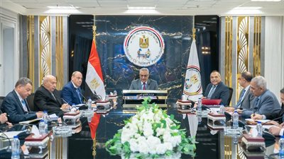 وزير الدولة للإنتاج الحربي يوجّه بضرورة توسيع التعاون الصناعي و تسريع وتيرة تنفيذ المشروعات 