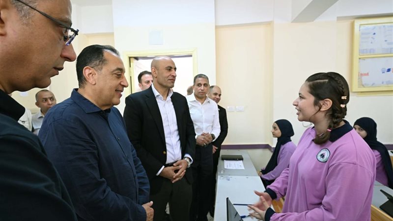 رئيس الوزراء يتفقد مجمع المدارس 
