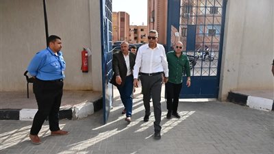 محافظ جنوب سيناء يفاجئ عاملين مركز طب أسرة الزهراء بمدينة الطور 