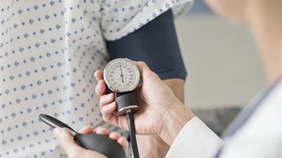 دراسة تفجر مفاجأة: 8 مواد حافظة ترفع خطر أمراض القلب وضغط الدم