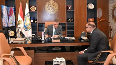 محافظ جنوب سيناء يبحث مع «جوباص» تشغيل الحافلات الكهربائية ضمن مشروع «جرين شرم»