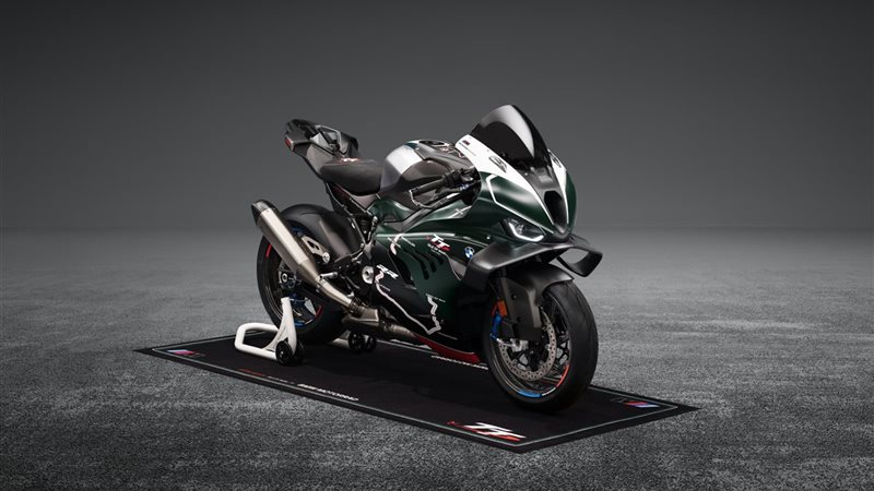 بي ام دبليو تحتفل بسباق جزيرة مان TT بإطلاق M 1000 RR إصدار 