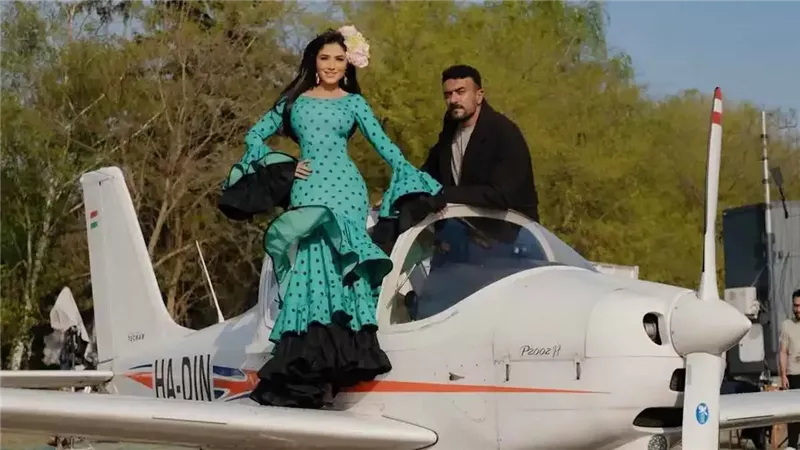 أحمد العوضي ومي عمر