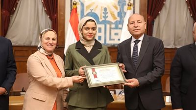 محافظ القاهرة يكرم زينب زهران لفوزها بالمركز الثالث عالميًا بمعرض العلوم والهندسة