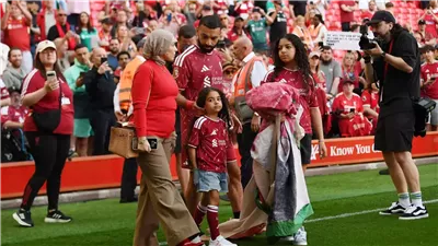 ماذا فعلت زوجة محمد صلاح في لحظة الوداع الأخيرة لـ مو مع فريق ليفربول؟