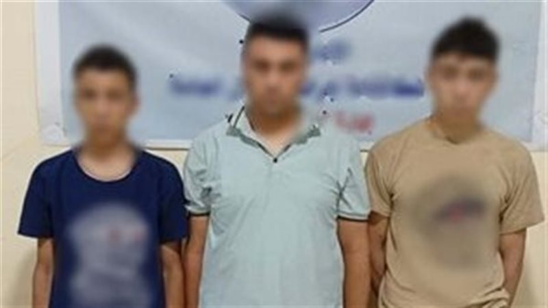 المتهمون عقب القبض عليهم