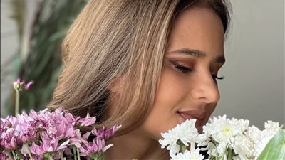 نيللي كريم تحتفل بعيد الأضحى بإطلالة كاجوال ورسائل من الورود
