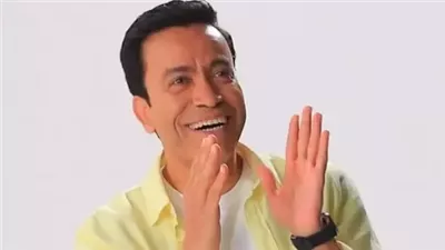 سامح حسين يشارك جمهوره صورة من المسجد النبوي قبل التوجه إلى مكة