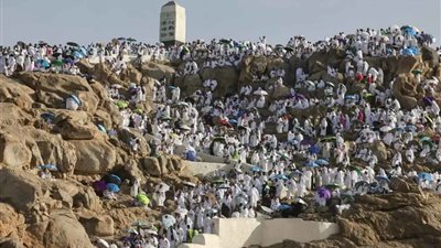لأداء الركن الأعظم.. الحجاج يتوافدون إلى صعيد عرفات
